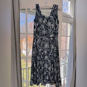Black and White Floral Design Size Medium Brand Salaam